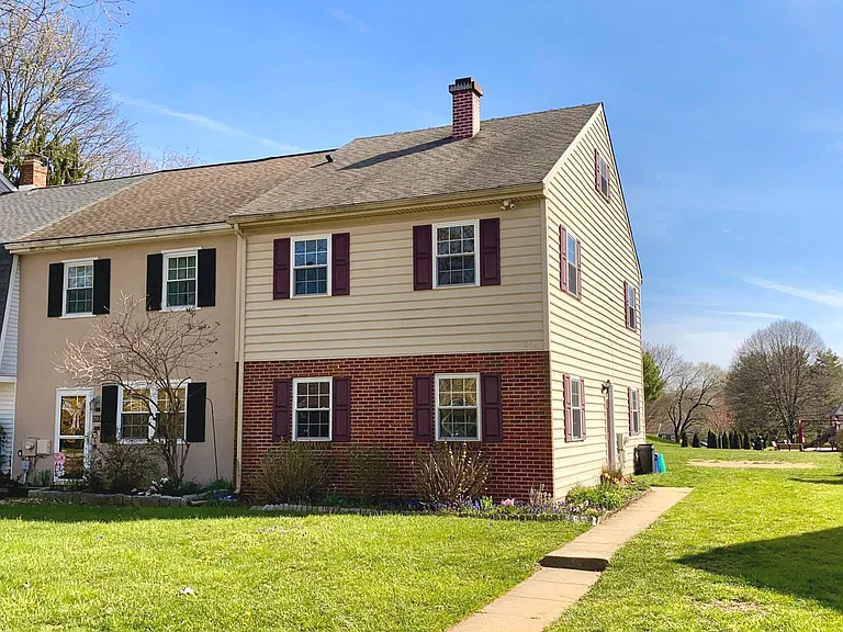 204 Brecknock Ter — Photo 1