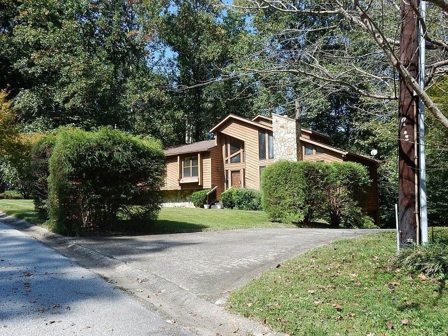 2nd image of 151 Castlebar Ct SE