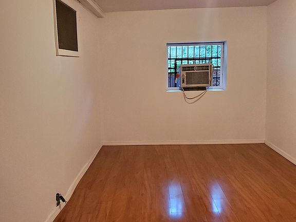 4th image of 1045 Stratford Ave
