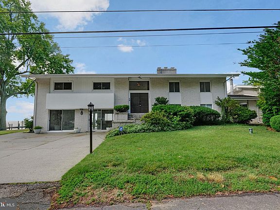 2nd image of 1323 Magnolia Ave