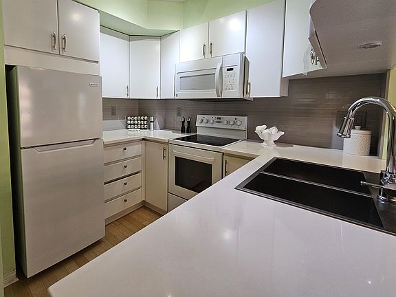 4th image of 1189 Howe St #1003