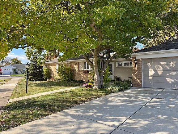 3rd image of 911 E Villa Dr