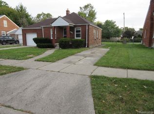 20657 Roscommon St, Harper Woods, MI 48225