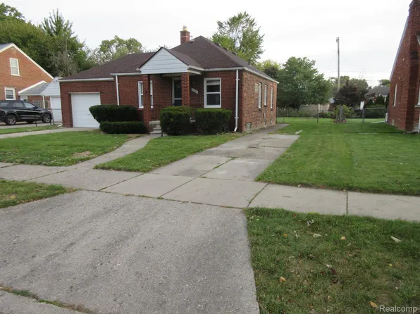20657 Roscommon St, Harper Woods, MI 48225