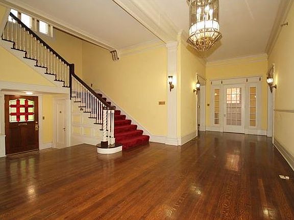 5th image of 221 Arch St