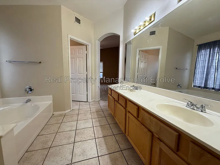 1021 W Park Ave — Photo 18