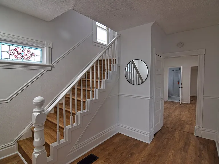 305 Hone Ave — Photo 2