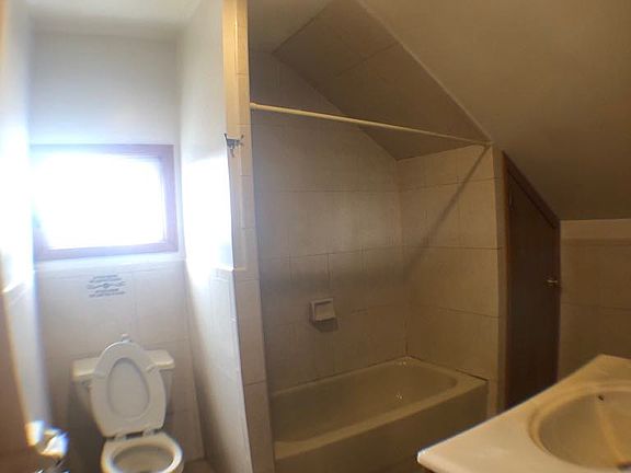 Bathroom with shower/tub