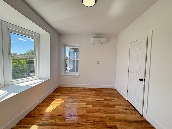 4th image of 178 N 7th St Floor 3