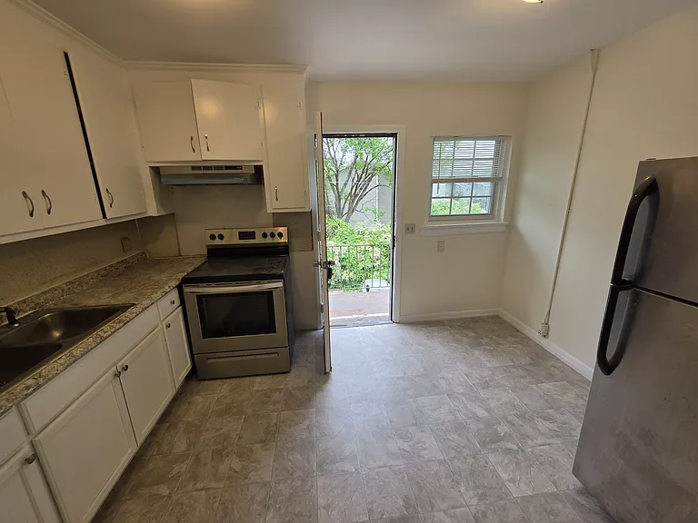 1403 W Chapel Hill St #B3 — Photo 4