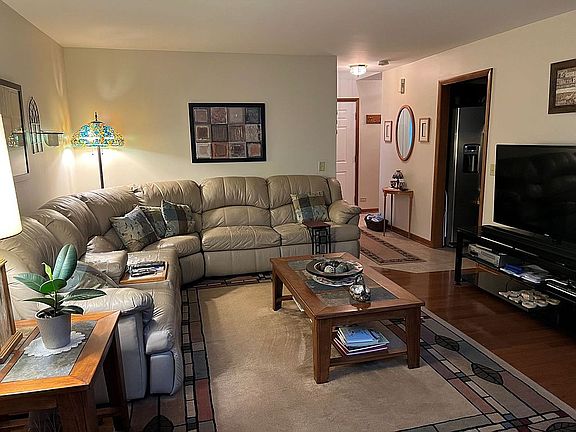 3rd image of 521 Villa Circle Dr