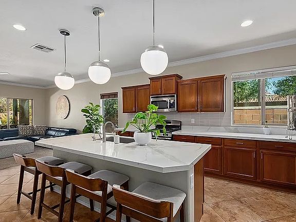 4th image of 3074 E Maplewood St