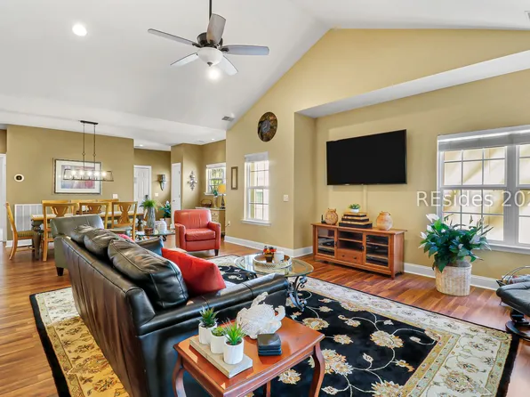 1 Gloucester Rd APT E2, Hilton Head Island, SC 29928