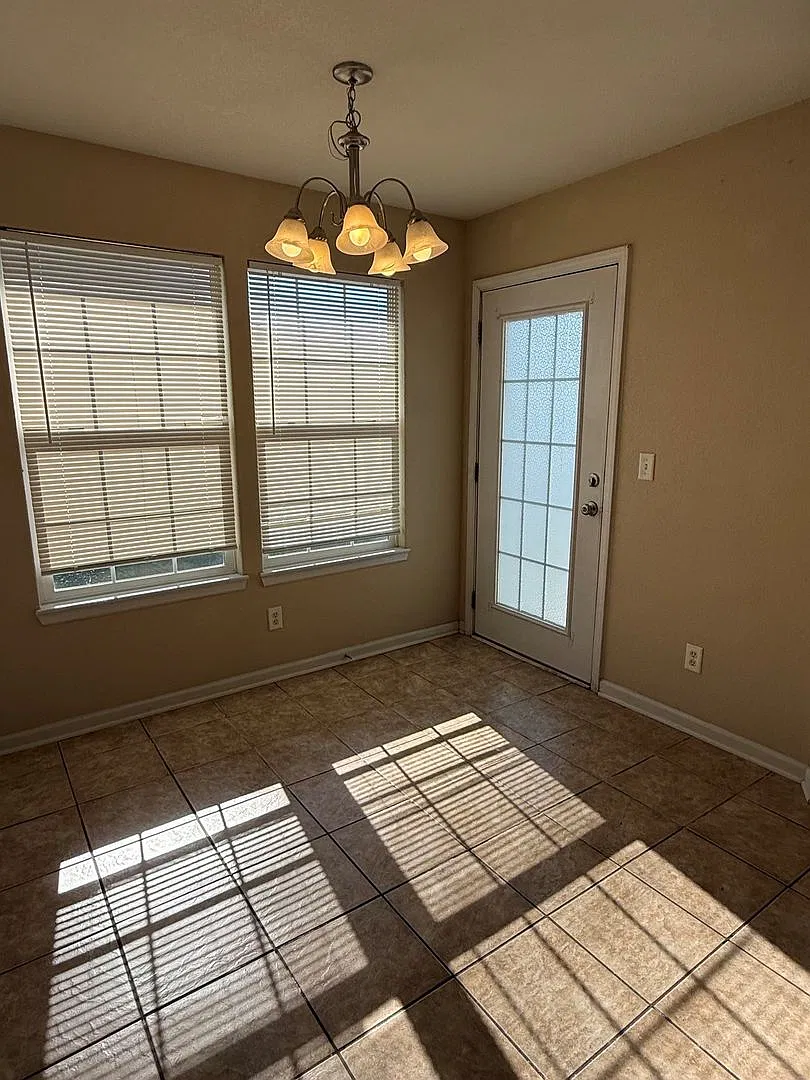 Spacious 3-Bedroom Duplex in Junction City's North Park Area! — Photo 3