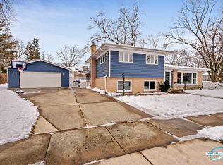1522 Lakeside Dr, Wheaton, IL 60187