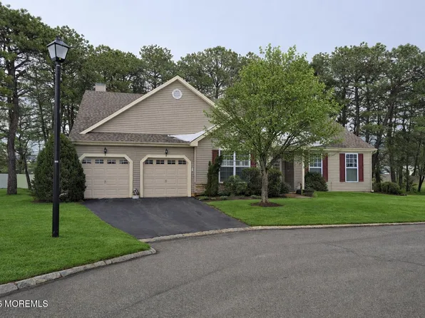18 Fieldstone Court, Whiting, NJ 08759