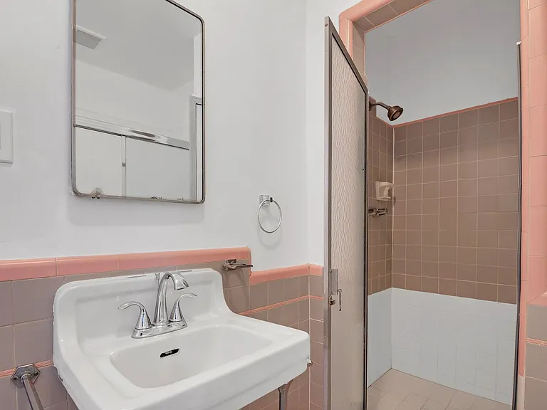 651 Midvale Ave — Photo 12
