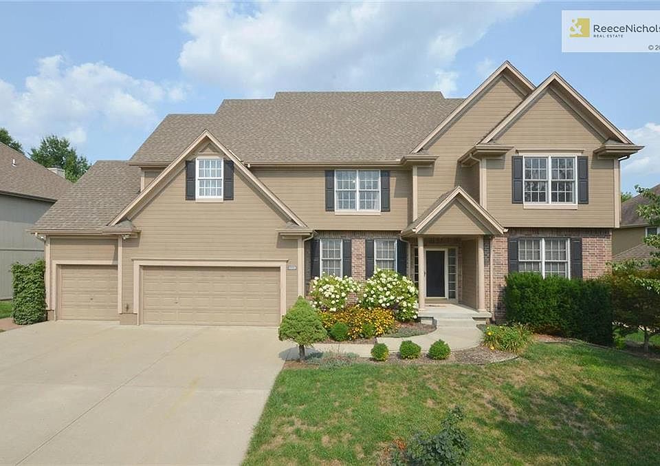 Nicely appointed 2 story with a covered entryway