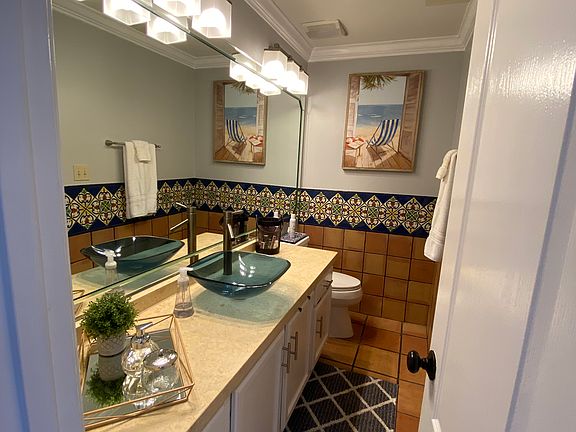 Large Bathroom/shower behind door