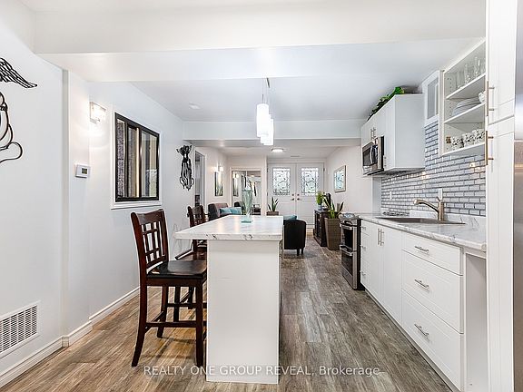 3rd image of 524 Simcoe St S