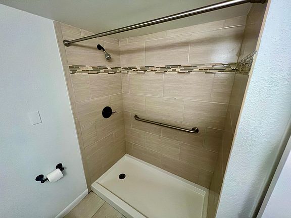 4th image of 2425 Ashdale Dr APT 18