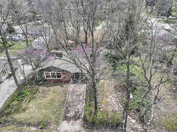 3rd image of 2915 E Main St