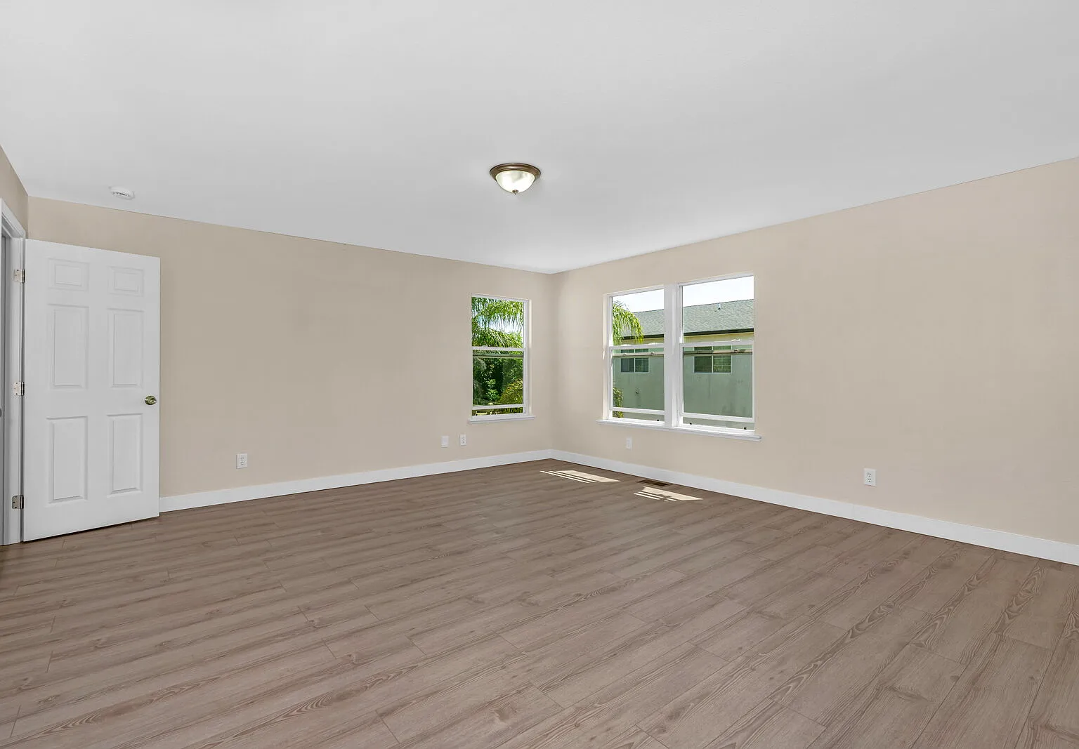 4 bed, 2.0 bath, 2352 sqft, $2,300 — Photo 4