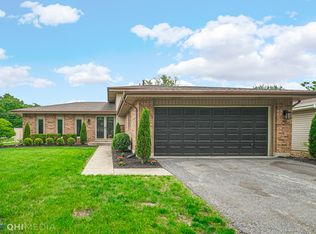6901 Creekside Rd, Downers Grove, IL 60516