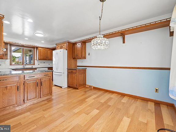 5th image of 816 Wayside Ln
