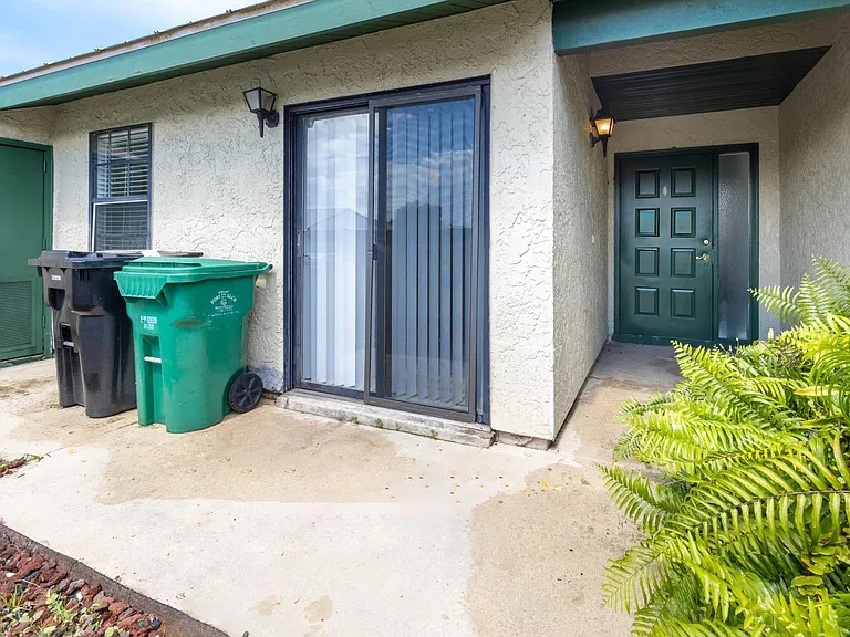 603 SW Jeanne St — Photo 2