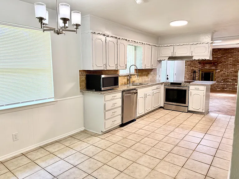 1212 Linden Dr — Photo 4