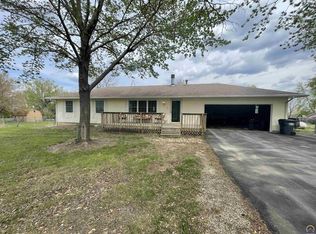 10100 Valley View Dr, Ozawkie, KS 66070