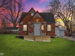 7205 Williams Lake Rd, Waterford, MI 48329