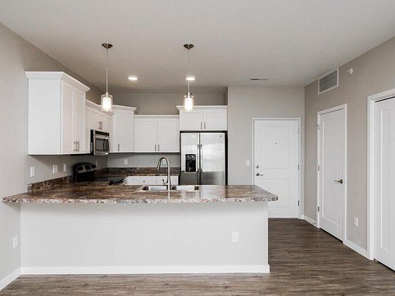 5th image of 210 5th St Unit 207