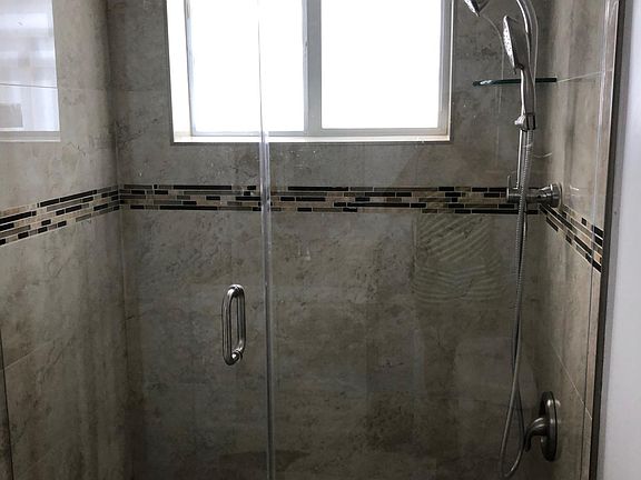 Newly finished bathroom and shower. Bano hecho nuevo con ducha.