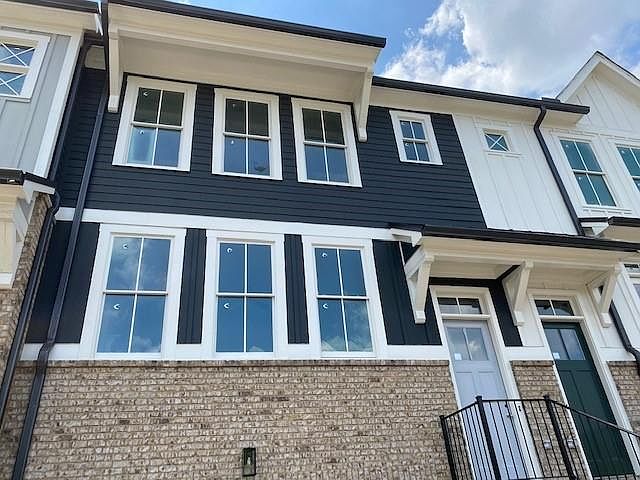 1st image of 370 Thrasher St #16