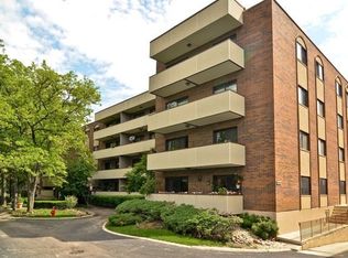 9244 Gross Point Rd #B-102, Skokie, IL 60077