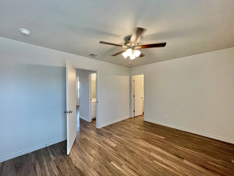1708 Castroville Trl — Photo 23
