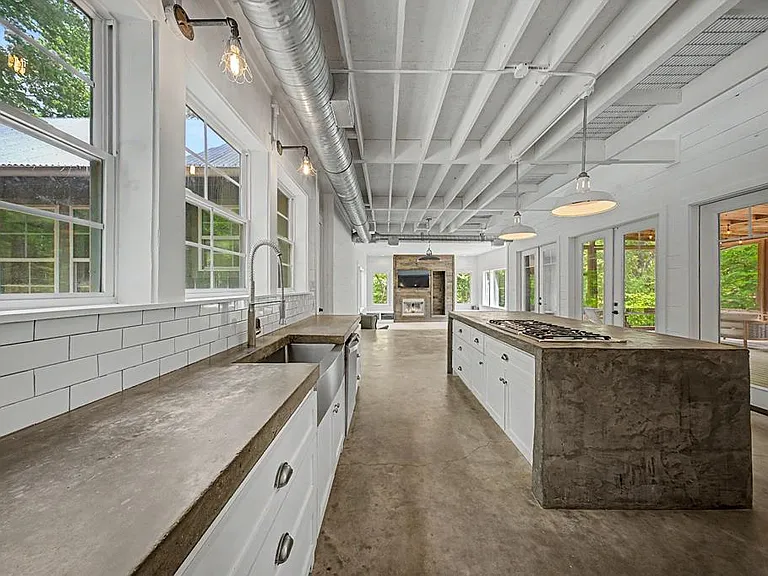 160 Delcrest Dr — Photo 13