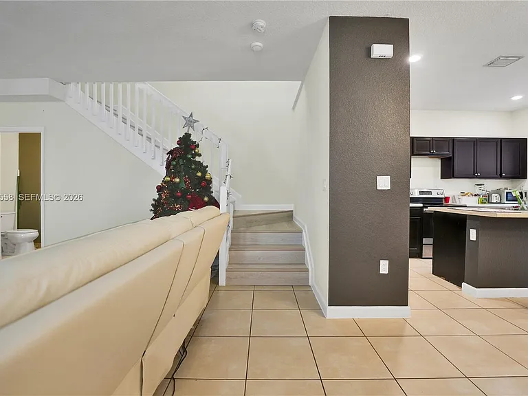 101 NE 37th Pl — Photo 5