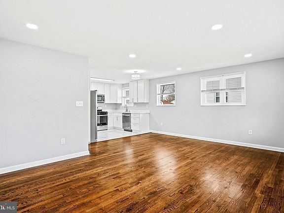 4th image of 2407 Roslyn Ave