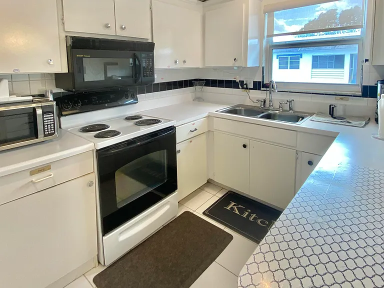 68 Stratford E — Photo 2