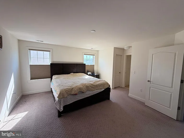 47 Thomas Dr — Photo 18