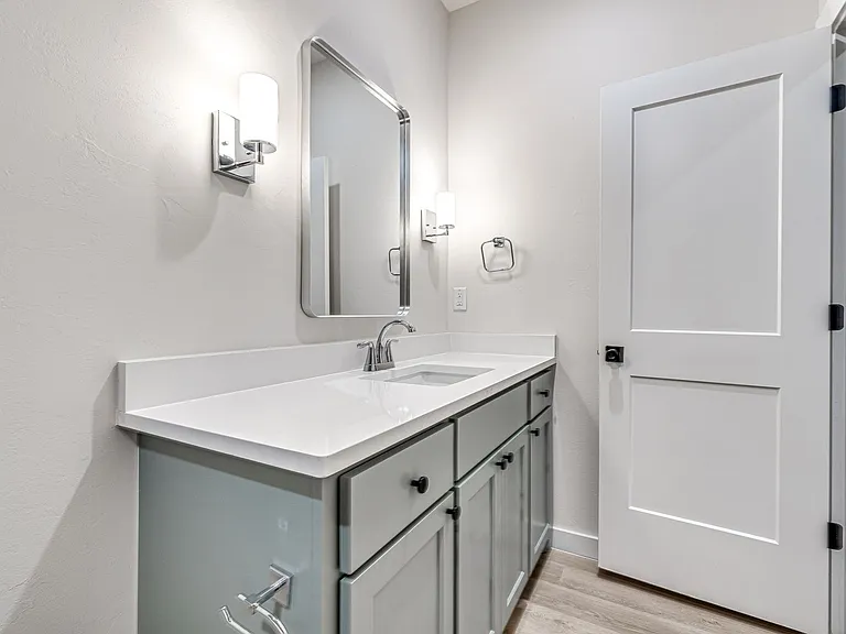612 W 2nd St #100 — Photo 31