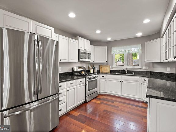 5th image of 309 Ariel Dr NE