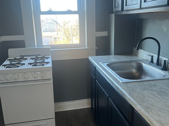 3rd image of 51 Crapo St #3