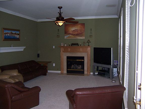 Family room w/ fireplace 