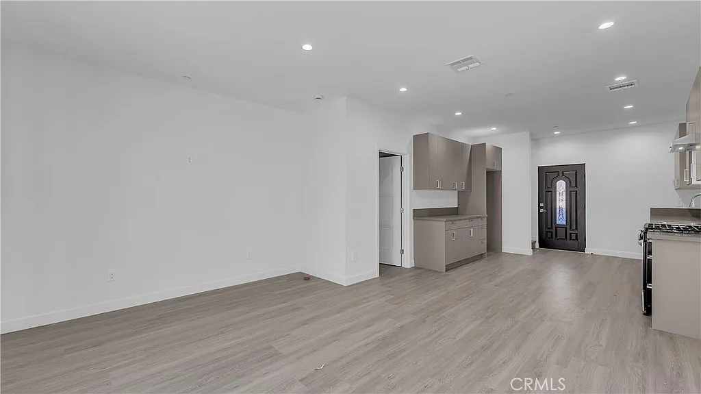 3 bed, 2.5 bath, 1300 sqft, $3,800 — Photo 2