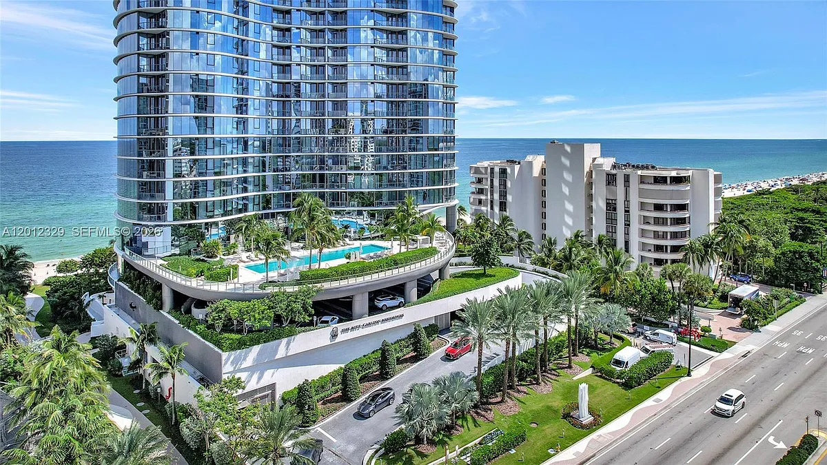 Building Photo - 15701 Collins Ave #3804