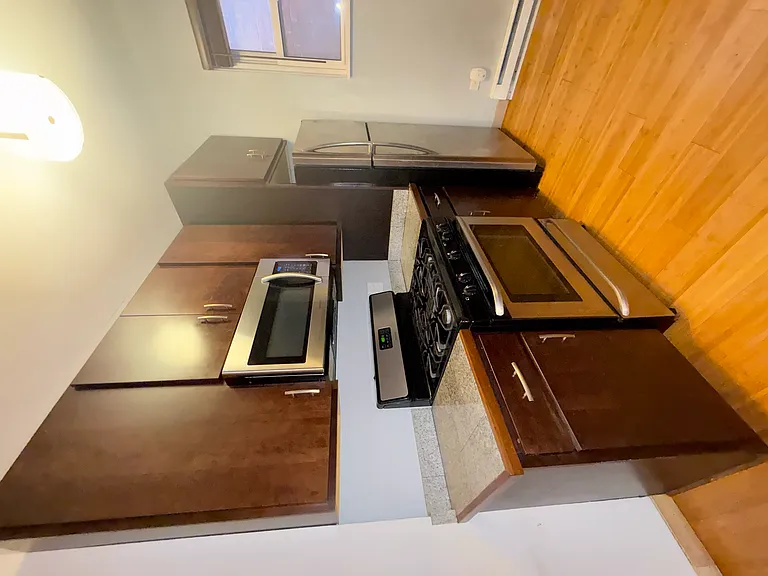 2016 W Charleston Ave #1R — Photo 2